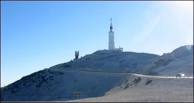 Le mont Ventoux est situé dans le Vaucluse, au nord-est de Carpentras.