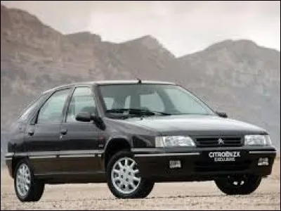 Cette voiture est une Citroën Xantia.