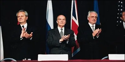 Où ont été signé en 1995, les accords qui mettent fin aux combats interethniques qui ont lieu en Bosnie-Herzégovine ?