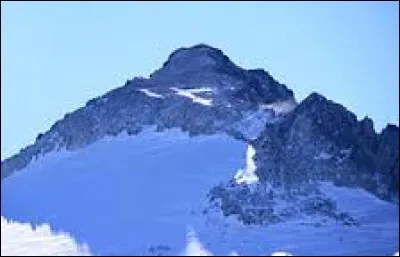 Quel est le point culminant du massif des Pyrénées ?