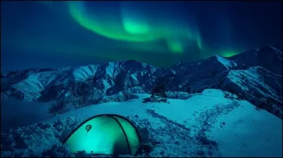 Quel est ce phénomène lumineux parfois visible la nuit dans les pays froids ?