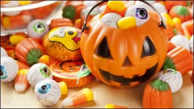 Ce soir c'est Halloween ! Lise va au supermarché acheter des friandises. Comment dit-on "bonbon" en anglais ?