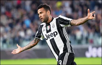 Pour quel club Dani Alves a-t-il signé gratuitement pour 2 saisons ?