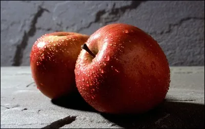 Voilà une jolie pomme rouge : une princesse un jour l'a croquée, laquelle est-ce ?