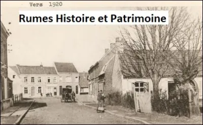 En 1920, quel bâtiment se trouvait à gauche du passage à niveau de la gare de Rumes ?