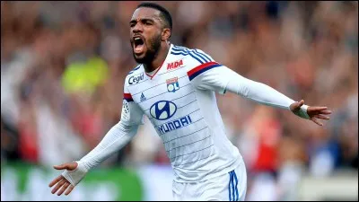 Resté huit saisons à l'Olympique lyonnais, le Français Alexandre Lacazette est parti de son club pour 53 millions d'euros. Dans quel club est-il parti ?