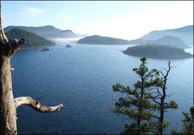 Ce magnifique parc national est situé dans l'estuaire du Saint-Laurent. Ses caps, baies, anses, îles, sont des lieux propices à l'observation du phoque et les ornithologues ont des belvédères pour y scruter les oiseaux de proie.
Le parc offre une piste cyclable et on peut le rejoindre depuis Rimouski en vélo :