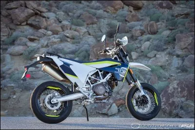 Quelle est la marque de cette moto ?