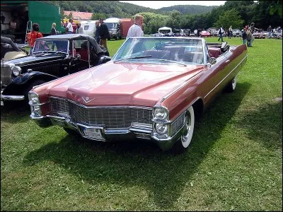 Quel est le modèle de cette Cadillac convertible ?