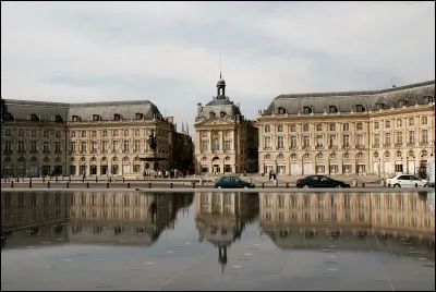 Dans cette ville se trouve la place de la Bourse, il s'agit de...