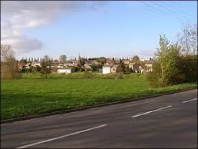 Notre balade du week-end commence dans les Hauts-de-France, à Assevent. Commune de l'arrondissement d'Avesnes-sur-Helpe, elle se situe dans le département ...