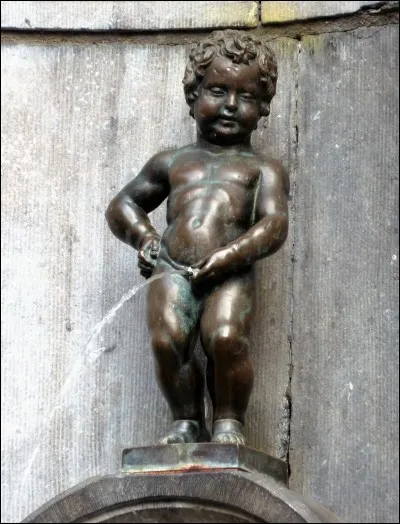 Quelle taille fait Manneken-Pis (avec le socle) ?