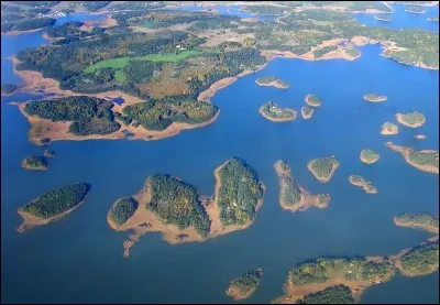 Quel est l'archipel qui compte le plus d'îles au monde ?