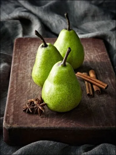 Voici une belle ! Qui peut-elle bien être pour être aussi bonne poire quand elle se marie avec la glace ?