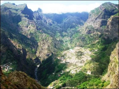 Complétez le titre de cette célèbre comptine : "Elle descend de la Montagne à...".