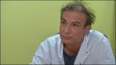 Vous avez certainement entendu parler de l'exploit effectué par ce grand médecin , le professeur Mimoun et son équipe . Ils ont sauvé un homme brûlé sur presque tout le corps en lui greffant la peau de son jumeau. Dans quel hôpital parisien cette première mondiale a-t-elle été effectuée ?