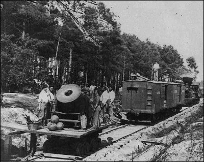 Lors de ce long siège (1864-65), les forces de l'Union dirigées par Grant, montèrent sur rails des canons pouvant projeter des obus de 30 cm.
Lee fut obligé d'évacuer la ville ainsi que la capitale du Sud : Richmond. La capitulation était proche.