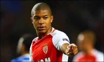 Contre quelle équipe Mbappé inscrit-il un doublé ?