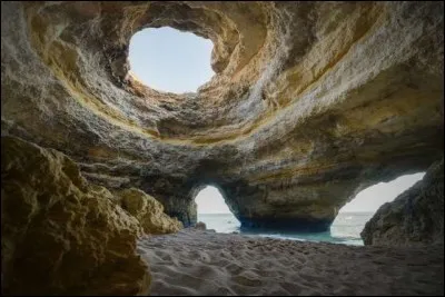 Dans quel pays se situe la plage isolée "Benagil" ?