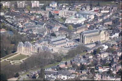 Quelle est cette ville de Normandie, traversée par la Bresle et proche de la Picardie, connue pour son grand château du XVIIe siècle, un temps résidence d'été du roi Louis-Philippe 1er ?