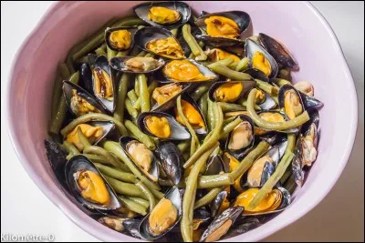 Vous êtes en Italie et vous avez faim, vous trouvez un restaurant à Rome, vous allez vous asseoir sur une chaise et 5 minutes plus tard, le serveur vous demande ce que vous voulez.
Vous voulez des moules et une petite salade, comment le diriez-vous ?