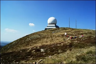 Le Ballon de Guebwiller est le point culminant de quel massif montagneux ?