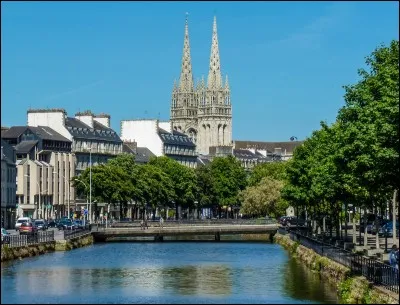 Quimper est une ville bretonne de 63 000 habitants. La ville de Brest n'est pas loin. Dans quel département se situe-t-elle ?