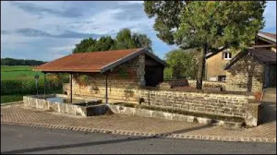 Nous commençons notre balade devant la fontaine-lavoir de Champvans-les-Moulins. Commune Doubienne, elle se situe en région ...