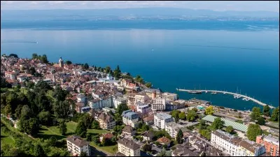 Je me situe en Haute-Savoie, avec près de 9000 habitants, connue grâce à mon eau, je suis ...