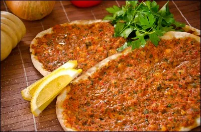 De quel pays vient le lahmacun (prononcez "larmajun"), considéré comme l'ancêtre de la pizza ?