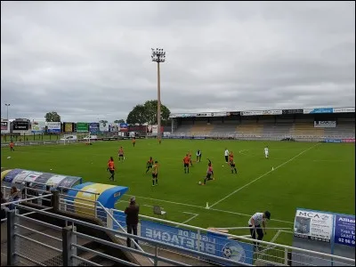 Comment se nomme le stade où évolue le Stade briochin ?