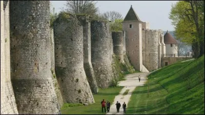 Dans quel département se situe Provins ?