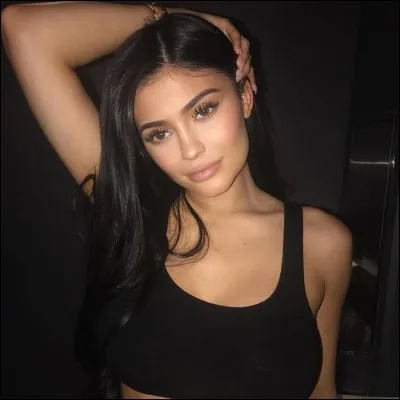 De qui la petite dernière du clan Kardashian-Jenner (Kylie Jenner) attend-elle son première enfant ?