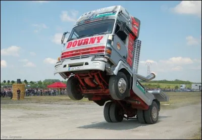 Commençons ce spectacle exceptionnel par ce camion un peu spécial. Quel est sa particularité ?