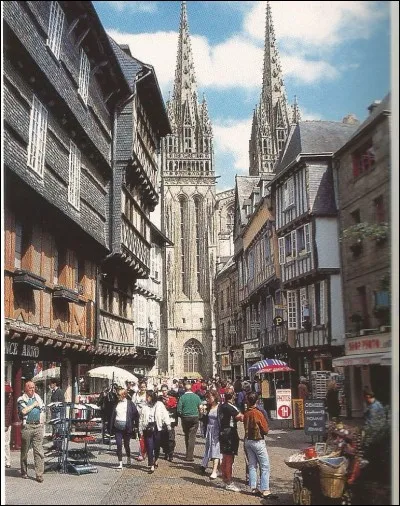 Dans cette ville, on aperçoit la cathédrale Saint-Corentin.