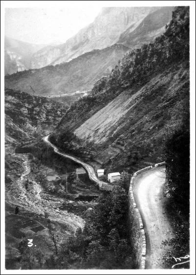 Cette photo datant du siècle dernier surplombe des gorges célèbres de l'arrière-pays niçois. Ce sont les...