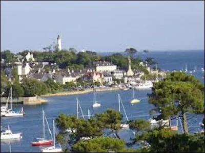 Notre balade commence aujourd'hui en Bretagne, à Bénodet. Station balnéaire, dans le Pays Fouesnantais, elle se situe dans le département ...