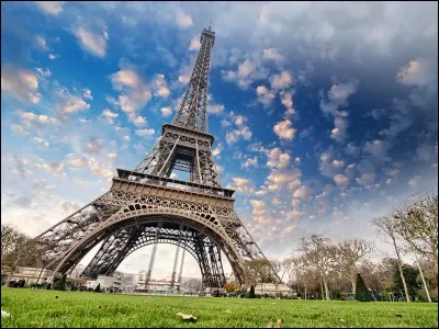 Qui a chanté "Sous le ciel de Paris" ?