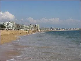 Quelle station balnaire situe sur l'ocan Atlantique, possde la plus grande plage d'Europe ?