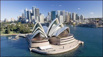 Qu'est-ce qui entoure l'opéra de Sydney ?