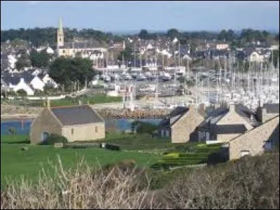 Notre balade commence en Bretagne, à Arzon. Ville de l'arrondissement de Vannes, sur la presqu'île de Rhuys, elle se trouve dans le département ...