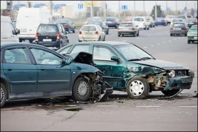 Un bruit assourdissant vient d'avoir lieu en ville ! Un accident s'est produit ! Appelez les secours ! Mais combien de voitures sont concernées ?