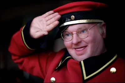 De quelle nationalité était Benny Hill ?