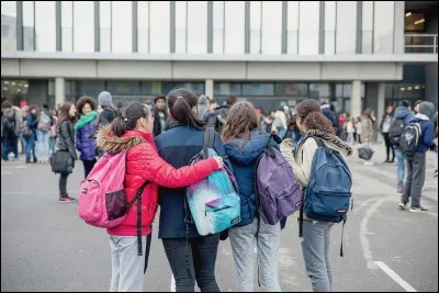 "Allez les jeunes, ça a sonné, en cours maintenant !"
Je suis...