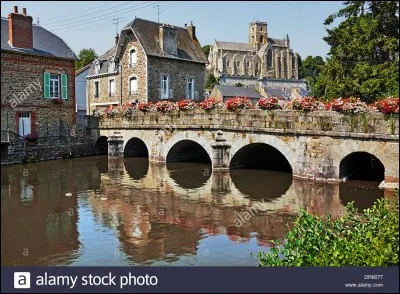 Dans quel département se trouve la ville de Lamballe ?