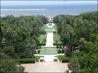 La construction du "Jardin d'Essai" (580 ha, directeur A. Hardy) eut lieu en...