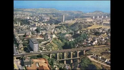 Dans quel département se situe la ville de Saint-Brieuc ?