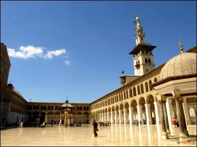 Où se trouve le monument appelé Mosquée des Omeyyades ?