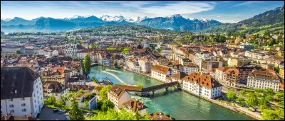 Lucerne est connue pour son architecture médiévale très bien préservée. Où se situe-t-elle ?