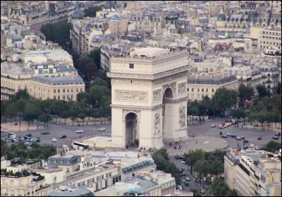 Combien d'avenues débouchent sur la place Charles de Gaulle ?